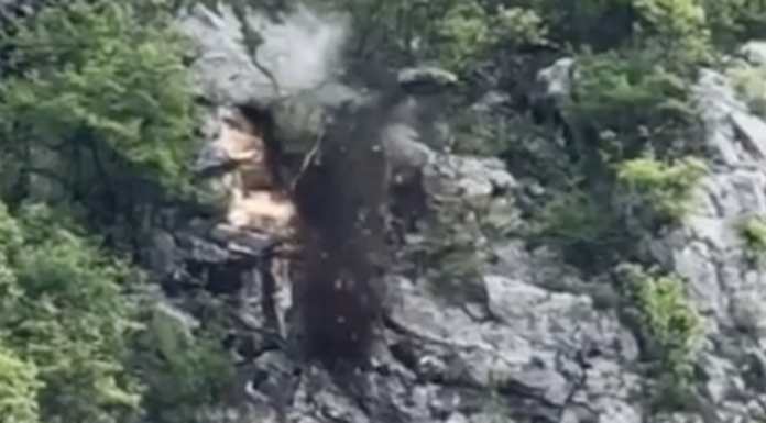 Primi disgaggi sul versante franato ma la SS36 resta chiusa (VIDEO)