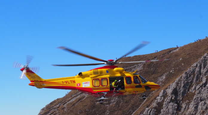 Incidente durante un’escursione in bici, cade in un dirupo e muore