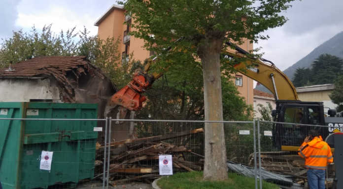 Calolzio. Abbattuto l’ex deposito delle bici in stazione, a breve nuovi parcheggi