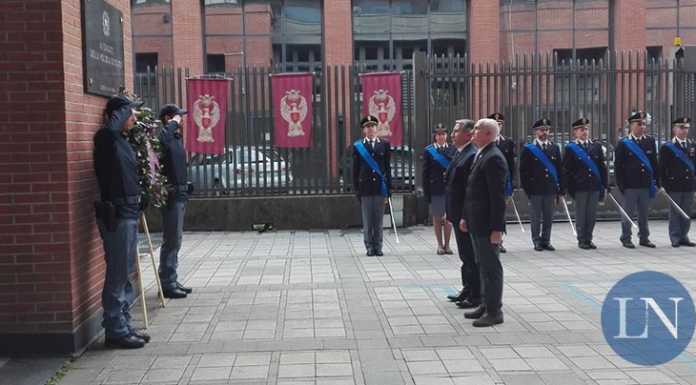 Festa della Polizia, in Questura fiori in ricordo agli agenti caduti