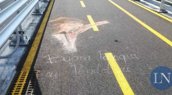 Sul Ponte di Paderno “appare” Gesù, in un augurio dedicato ai pendolari