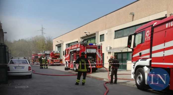 Cernusco, incendio nella zona industriale: pompieri al lavoro