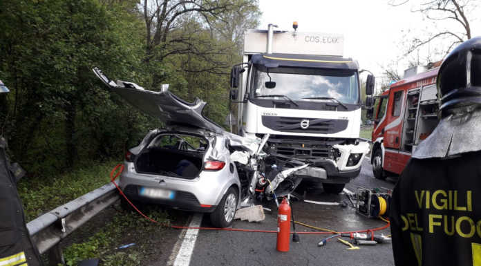 Ancora un serio incidente sulla provinciale a Missaglia: auto contro un camion