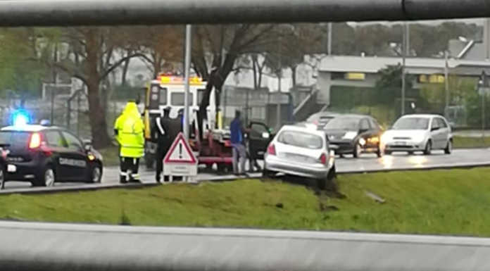 Incidente a Calolzio, auto perde il controllo e finisce nel fosso