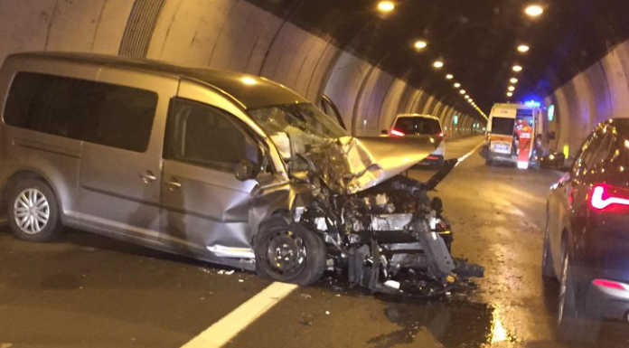 Schianto in galleria sulla SS36 tra auto e ambulanza, 4 persone soccorse