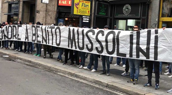 Milano, striscione neofascista degli ultras: “Onore a Mussolini”