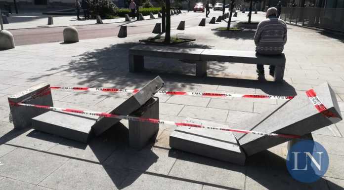 Valmadrera. Furgone in manovra ‘abbatte’ le panchine in piazza e se ne va