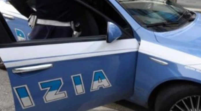 Finto poliziotto, minaccia un giovane straniero con una pistola (finta)