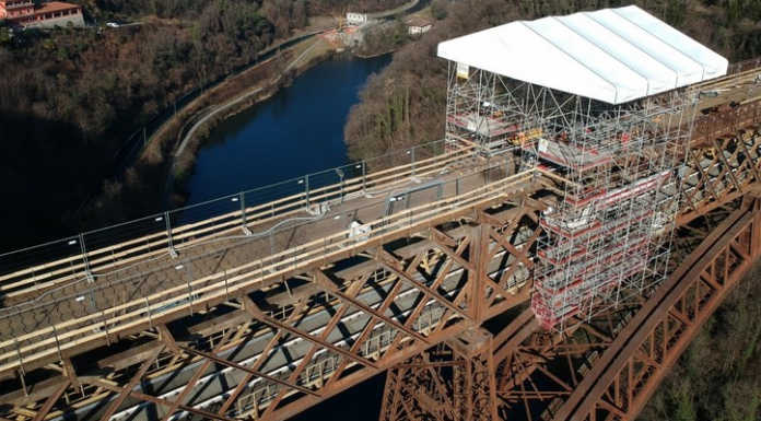 Ponte San Michele: sospesi a 85 metri per installare i ponteggi (VIDEO)