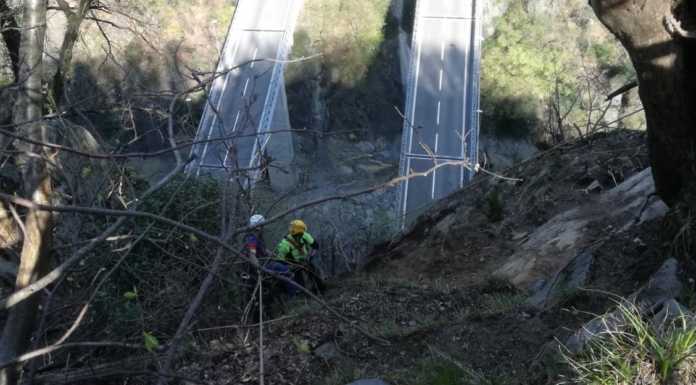 Rocciatori in azione sopra la SS36. La strada è stata riaperta