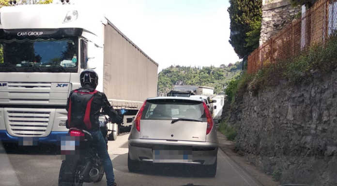 Tutti in coda sul lago e il bar porta i caffè agli automobilisti