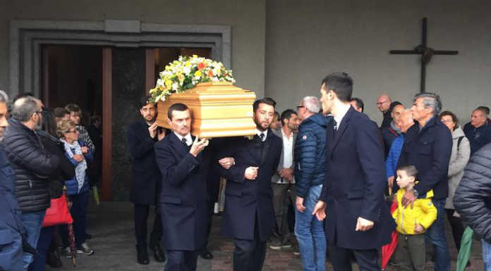 Incidente sulla Lariana, in tanti per l’addio ad Elvezio: “Proteggici da lassù”