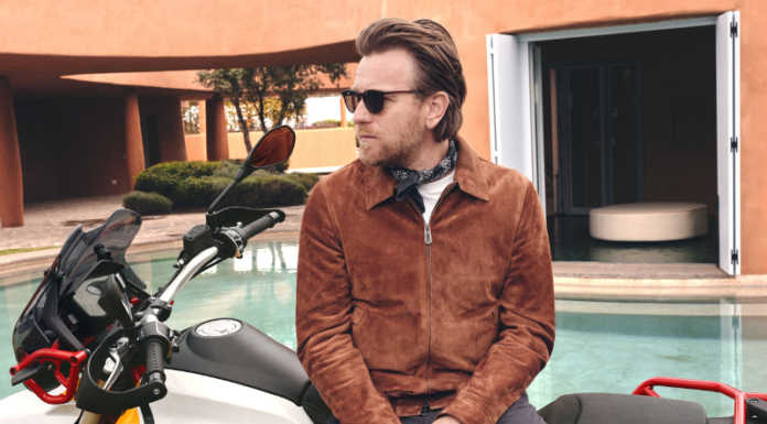 La star di Hollywood Ewan McGregor torna in sella a Moto Guzzi