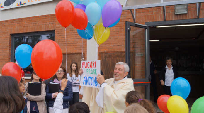 L’abbraccio di Beverate a padre Antonio Formenti per il 40° di ordinazione