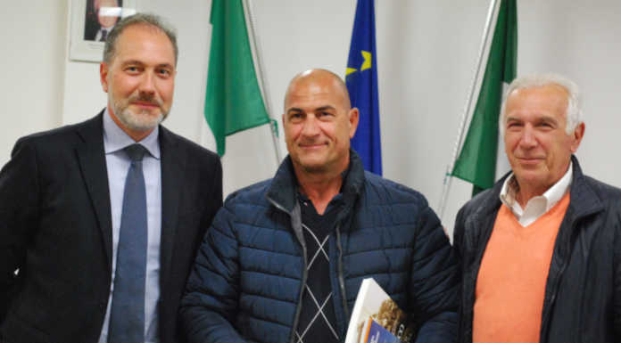 Calco, in pensione il mitico stradino Salvatore Talarico: un premio in Consiglio