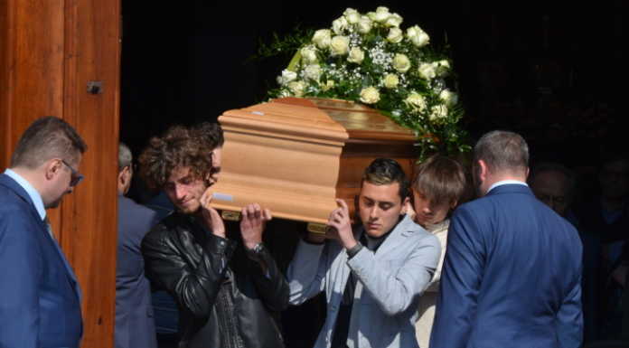 Tantissimi giovani per dire addio a Chetra: “Sei nell’aria che respiriamo”