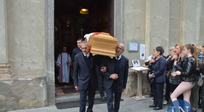 In tantissimi per l’addio a don Enrico: “Un prete, un amico ma soprattutto uno di noi”