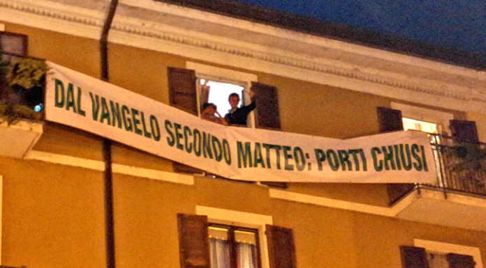 Lecco, “Dal Vangelo secondo Matteo. Porti chiusi”: ecco lo striscione pro Salvini