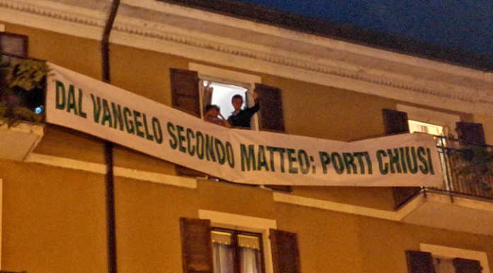 Forza Italia contro la Lega: “Con i rosari e gli striscioni si svilisce la Fede”