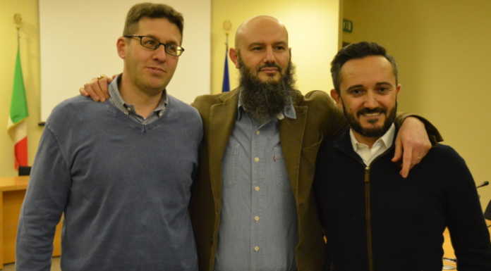 Il parrucchiere Remo al fianco del ricercatore garlatese Fabrizio Piazza