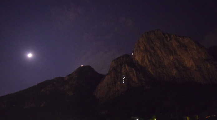 Suggestivo fuori programma, “mini fiaccolata” sulla ferrata del Medale