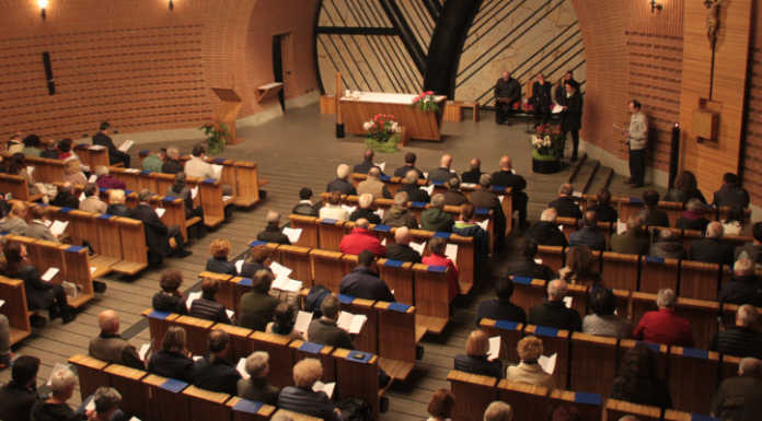 Merate, veglia per il lavoro con l’arcivescovo Delpini: “Rispettare la dignità delle persone”