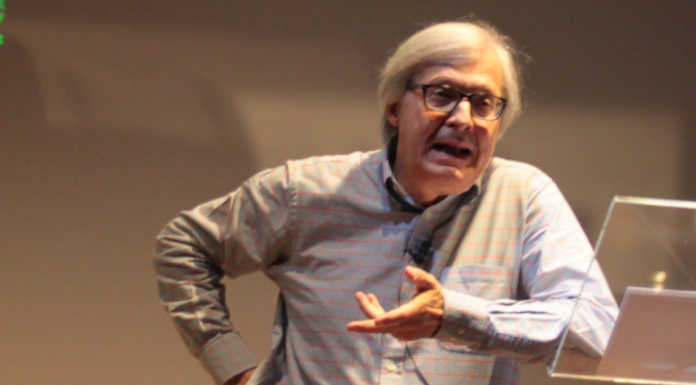 Vittorio Sgarbi incanta Merate con un tributo all’arte carico di provocazioni