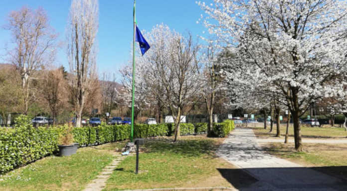 Olgiate, parcheggio nel giardino della scuola: sondaggio tra i genitori