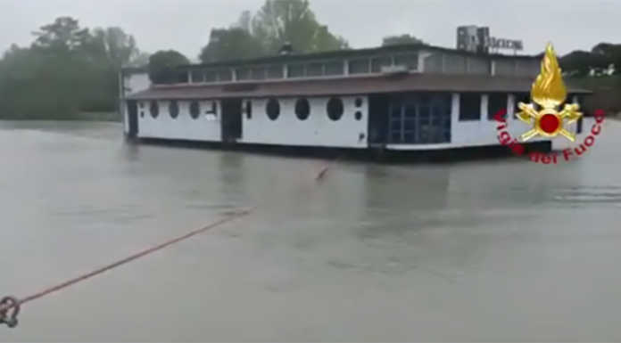 Peschiera, ristorante ‘rompe gli ormeggi’ e finisce nel Mincio