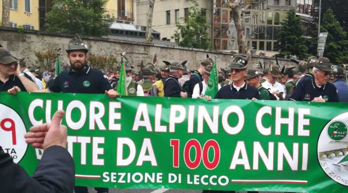 Gli alpini lecchesi sfilano a Milano: grande festa per il centenario