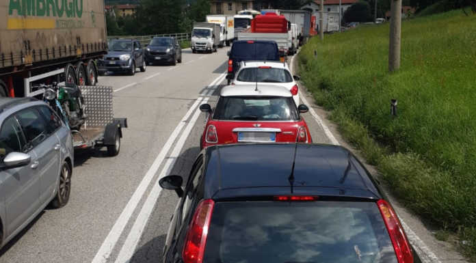 Code e rallentamenti tra Calco e Brivio per un camion in panne a Beverate