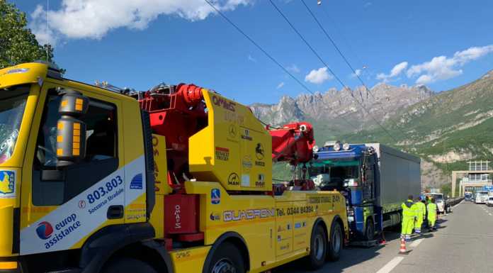 Pescate, bilico rischia di prendere fuoco sulla SS36, intervento dei VVF