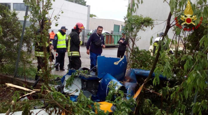 Mantova, elicottero precipita in una zona industriale. Morto il pilota