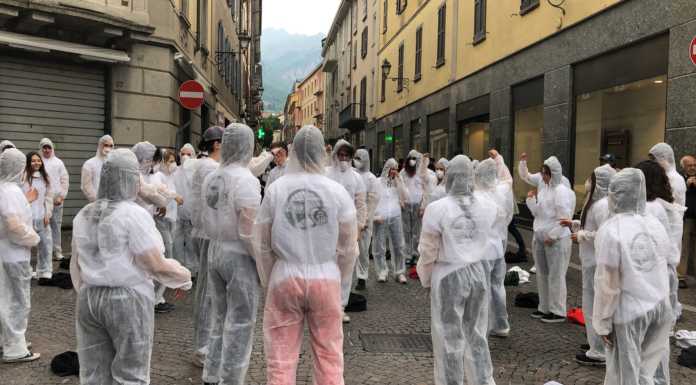 Flash mob in piazza Garibaldi a Lecco contro l’Amianto Killer