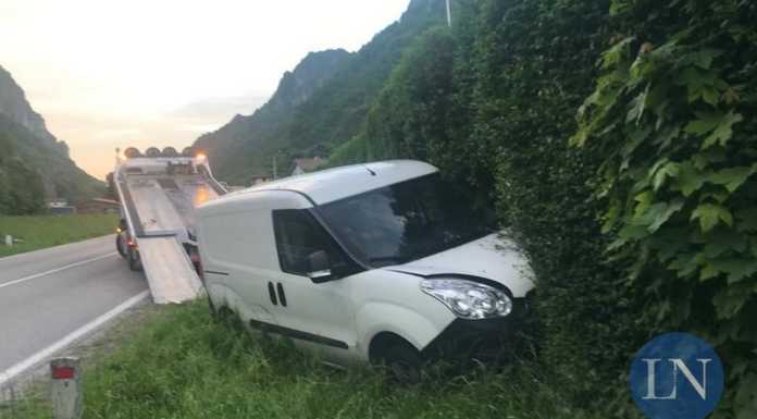 Furgone esce di strada, incidente senza feriti sulla provinciale a Balisio