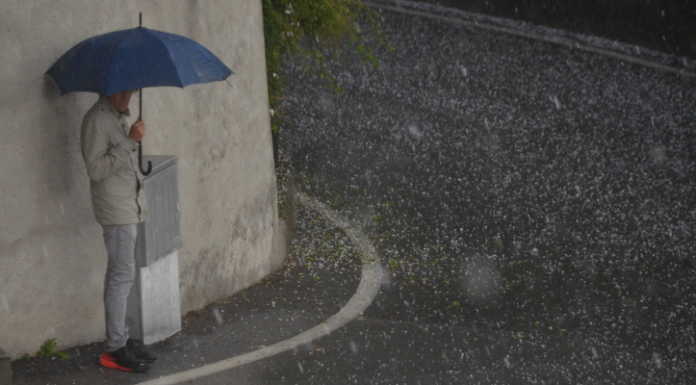 Meteo pazzo: sole, pioggia, grandine e alla fine… il doppio arcobaleno (FOTO e VIDEO)
