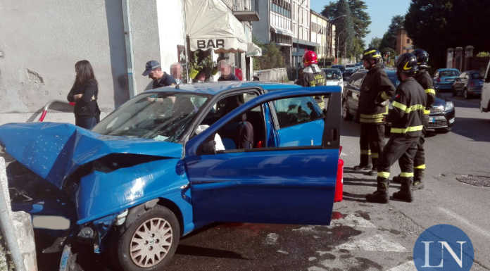 Colpo di sonno: 32enne finisce con l’auto contro un muro