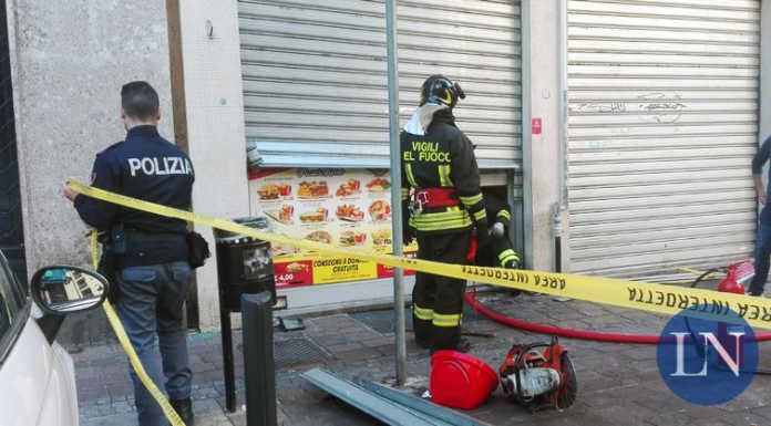 In fiamme il “kebabbaro” sul Viale Turati. Al lavoro i pompieri
