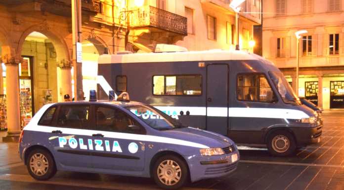 Lecco, aggredisce un poliziotto in centro: arrestato 23enne