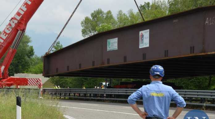 Annone, gru in azione: ci si prepara al varo del ponte sulla SS36 (FOTO E VIDEO)