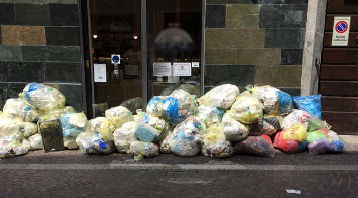 Rifiuti, raccolta oltre orario in centro. “Colpa” del 1° Maggio