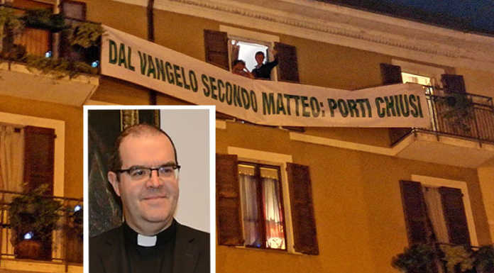 Striscione pro Salvini. Il prevosto: ferisce l’uso del Vangelo in uno slogan politico