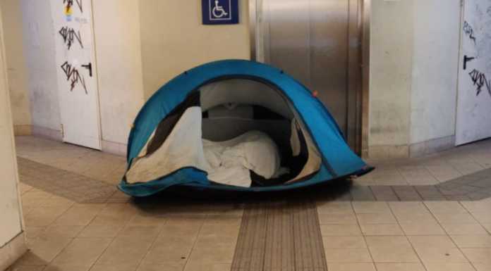 In tenda nel sottopasso della stazione di Lecco, in tre identificati dalla Polfer