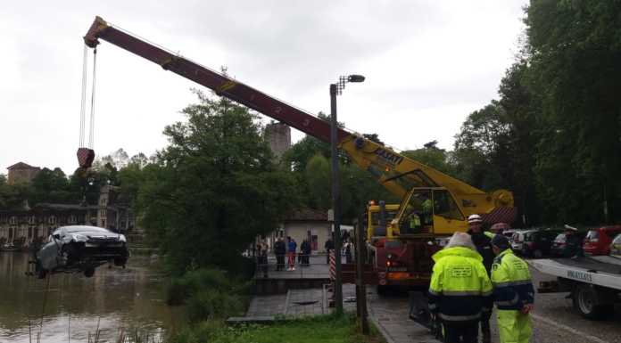 Auto finisce nel fiume a Trezzo. Ripescata con una gru