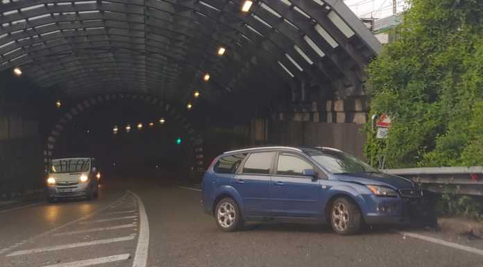 Auto contro le barriere all’ingresso del tunnel per la Valsassina