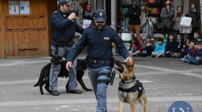 Lecco. Polizia in piazza per gli studenti contro il cyberbullismo