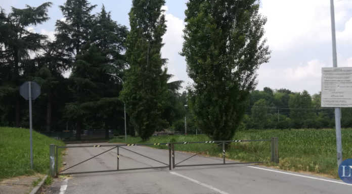 Cernusco, ignoti scaricano lastre di eternit in discarica: “Un atto da incivili”