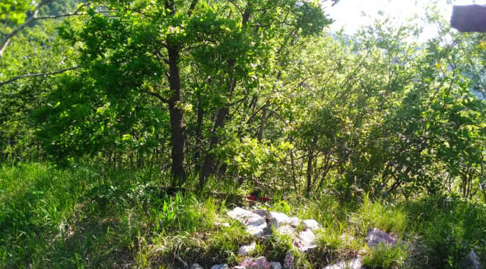Un nuovo sfregio alla montagna: divelte le tre croci del Magnodeno