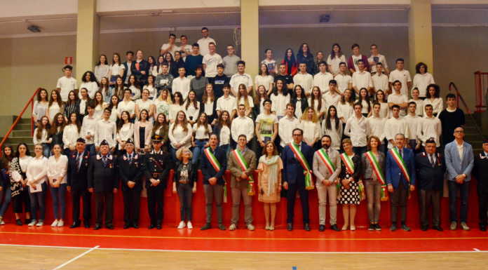 Calolziocorte. All’istituto Rota consegnata la Costituzione ai neo maggiorenni