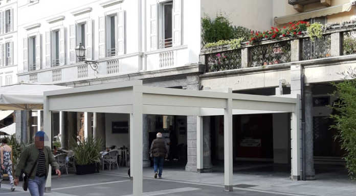 Lecco. In piazza spunta un gazebo. Fipe: “Servono regole chiare e per tutti”